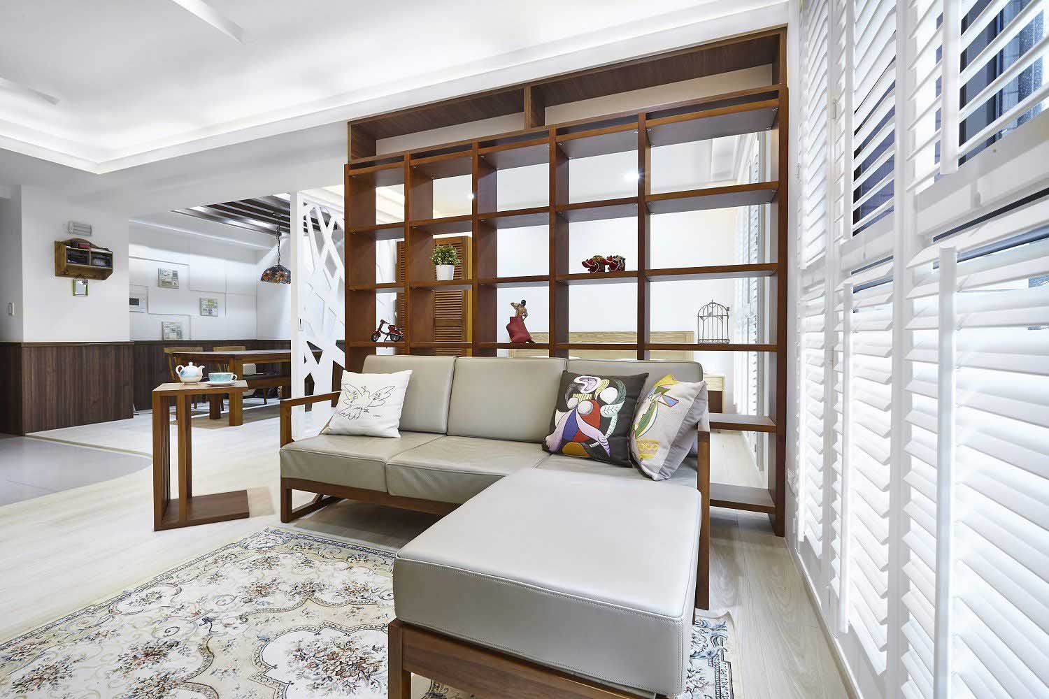 開放式櫃體隔間保留視覺穿透性兼具收納功能