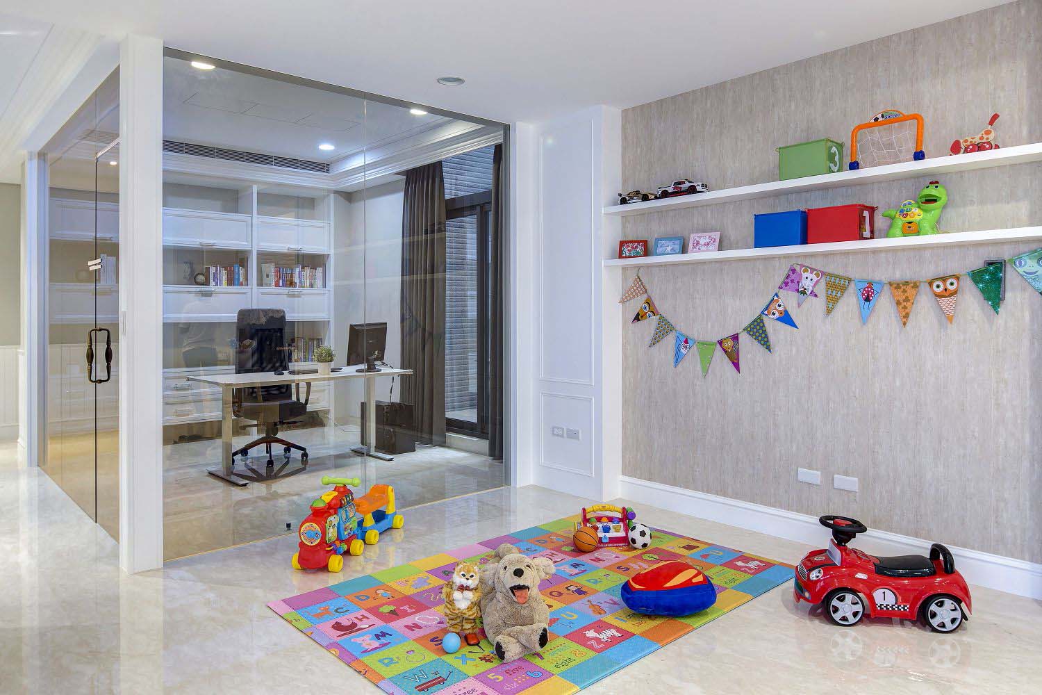 玻璃隔間不影響採光拉上窗簾又能達到空間區隔效益