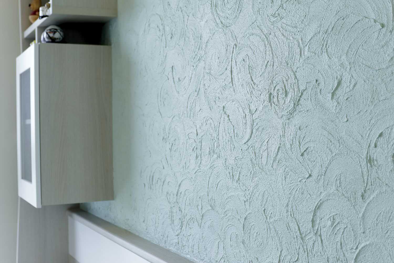 珪藻土除了可吸收濕氣之外，運用奇特性打造牆花紋也別有一翻風味;