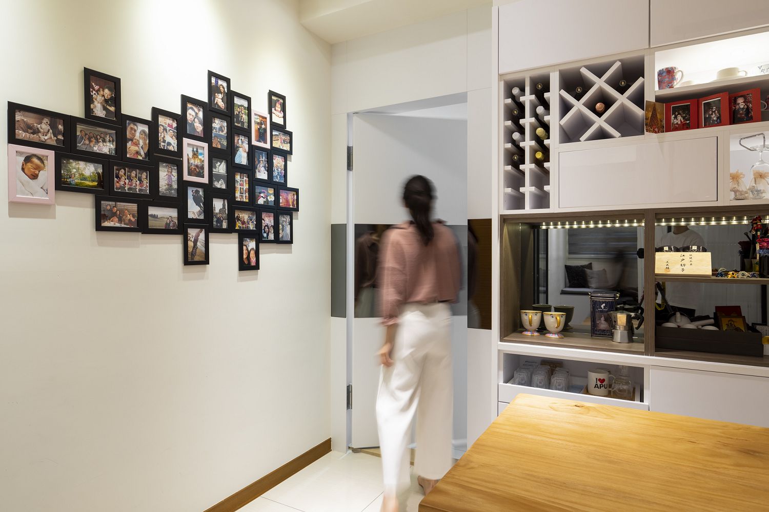 用回憶堆疊出來的照片牆;