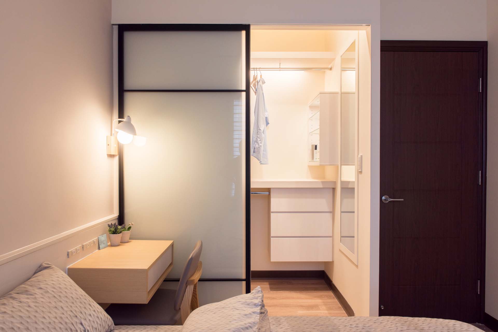 北歐風格臥室也打造更衣室