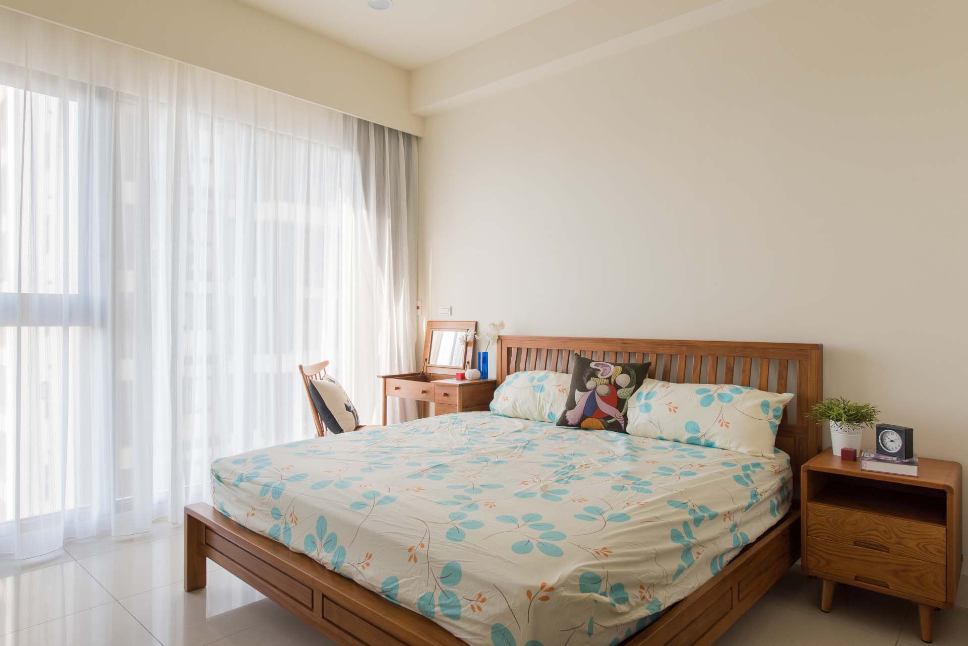 利用實木家具搭配出北歐風格臥室