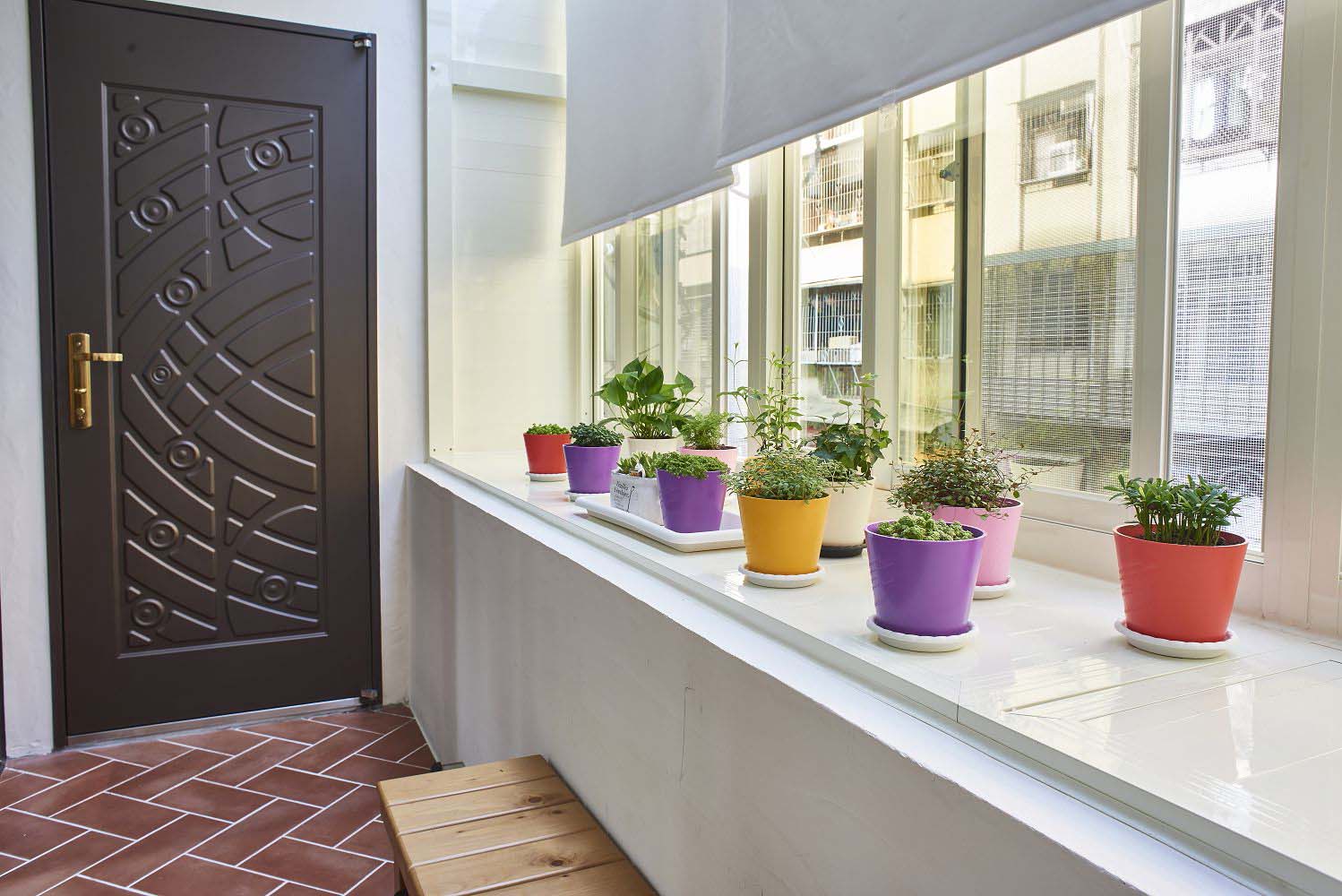 選用可開式的窗戶，較能引入陽光與空氣;