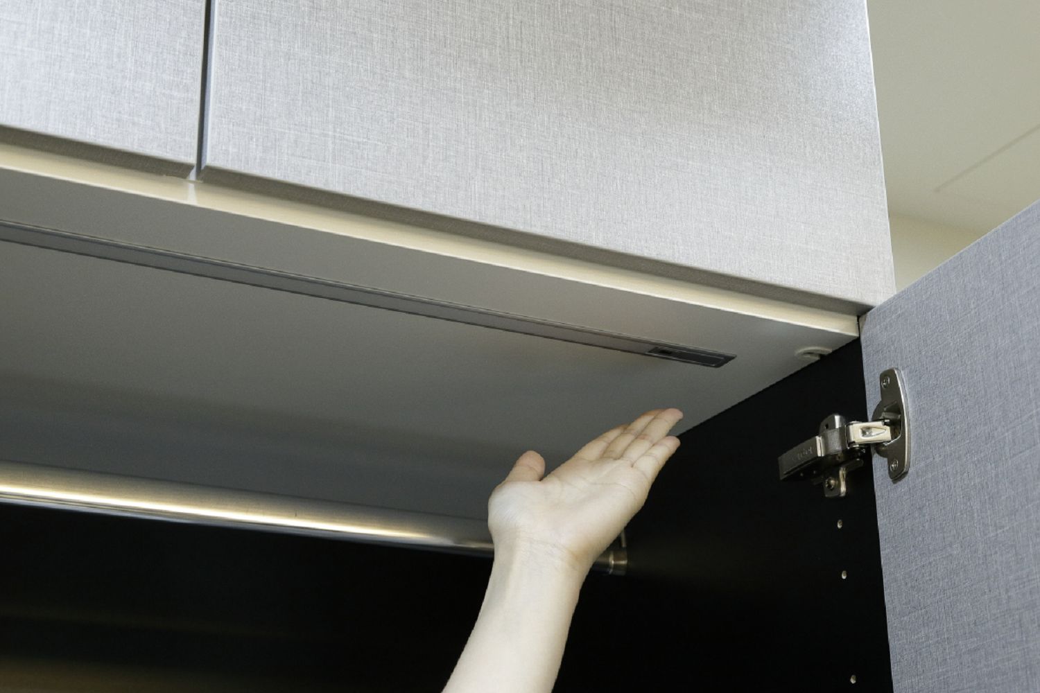 衣櫃中加設紫外線燈進行殺菌，門片打開時自動關閉;