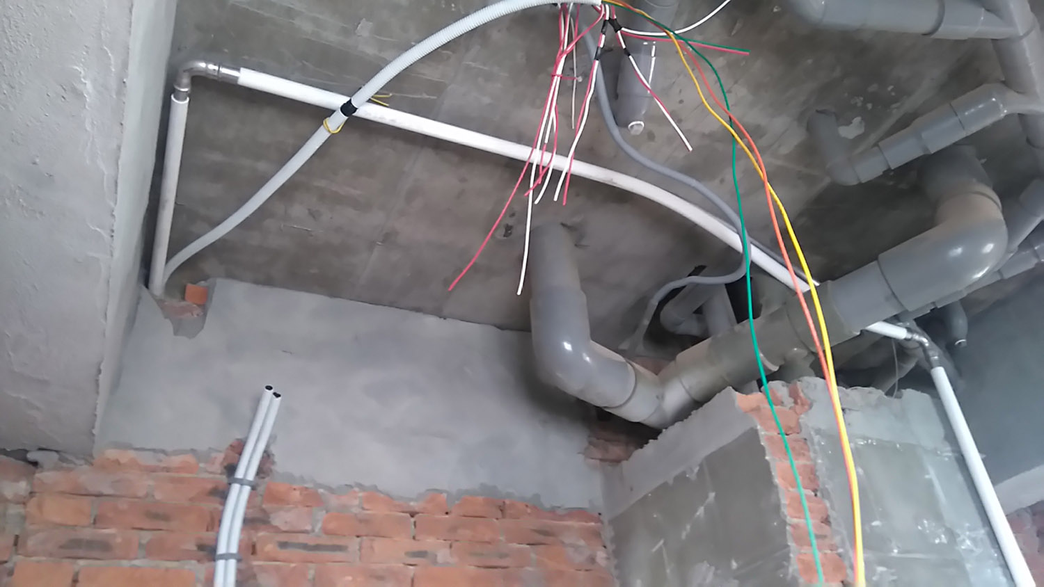 牆壁拆除後，水電管線裸露;