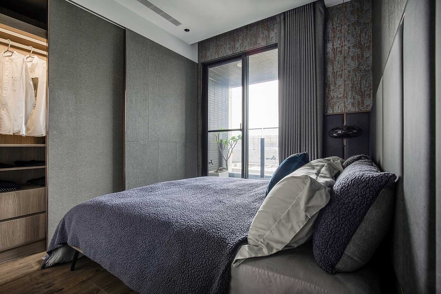 小宅裝潢沉穩的空間色調與衣櫃仿石紋門扇呼應出時尚優雅;