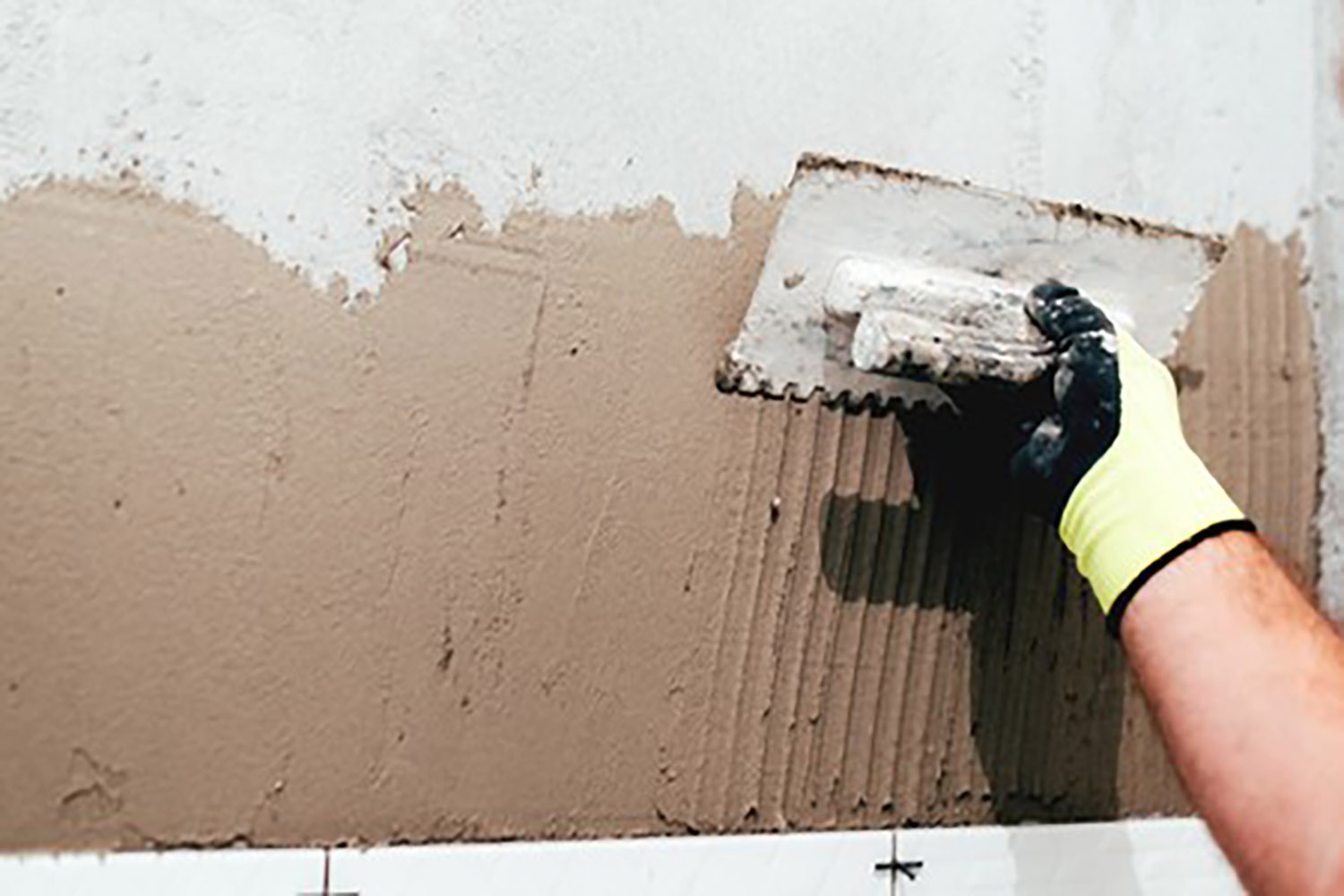 貼磚時的黏著劑要用成這樣的齒狀痕跡;