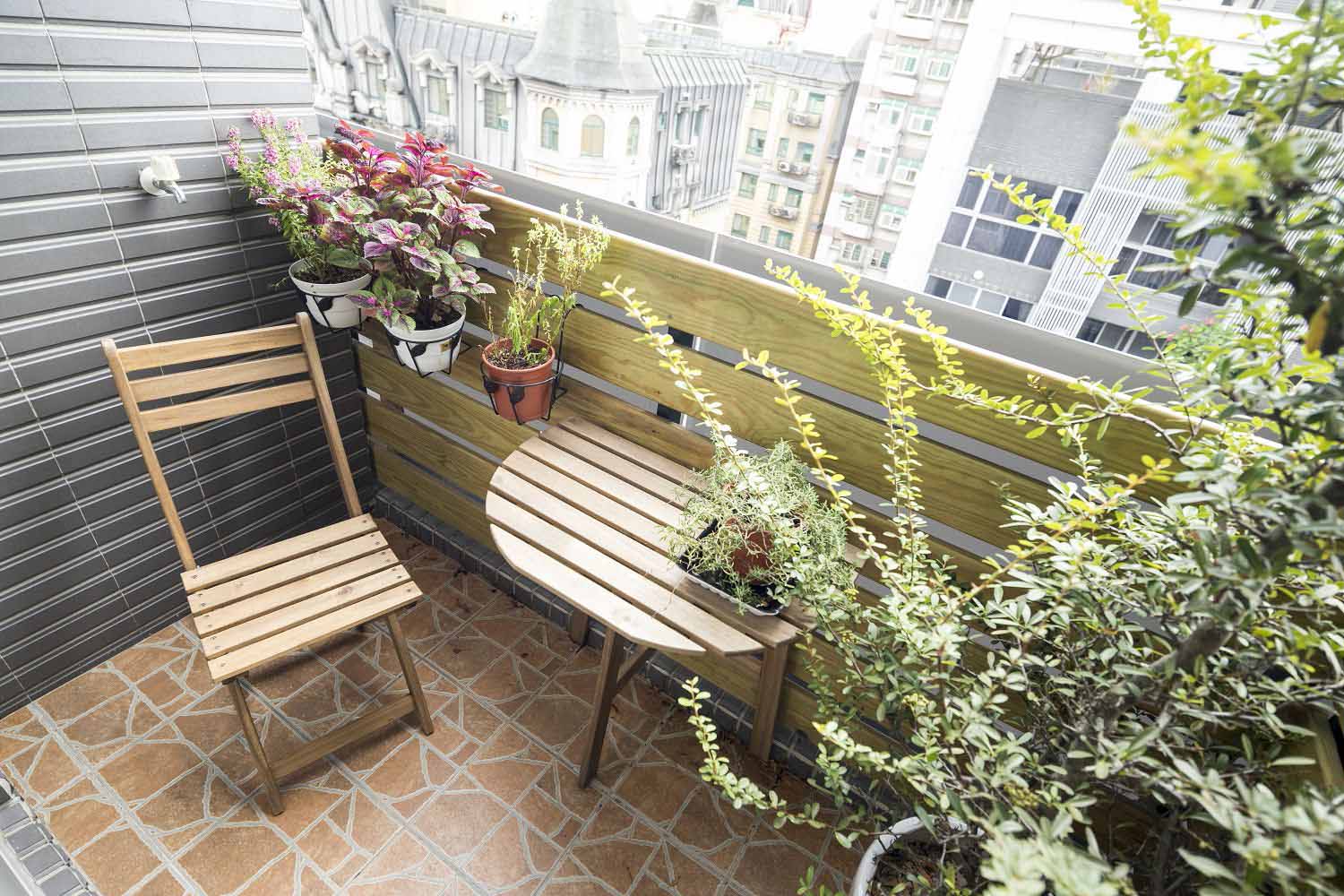 在陽台桌椅享受咖啡與盆景;