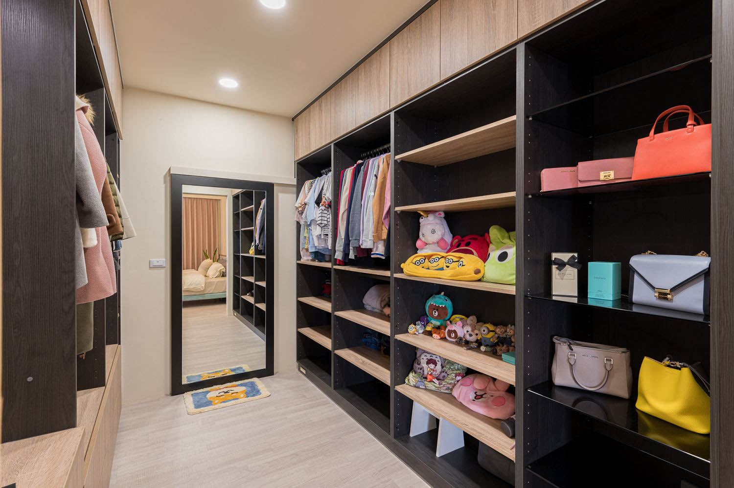 開放型的衣櫃較能避免衣服發霉的情況;